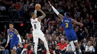 Pemain Blazers Damian Lillard melepaskan tembakan saat melawan Nuggets pada laga NBA (AP)