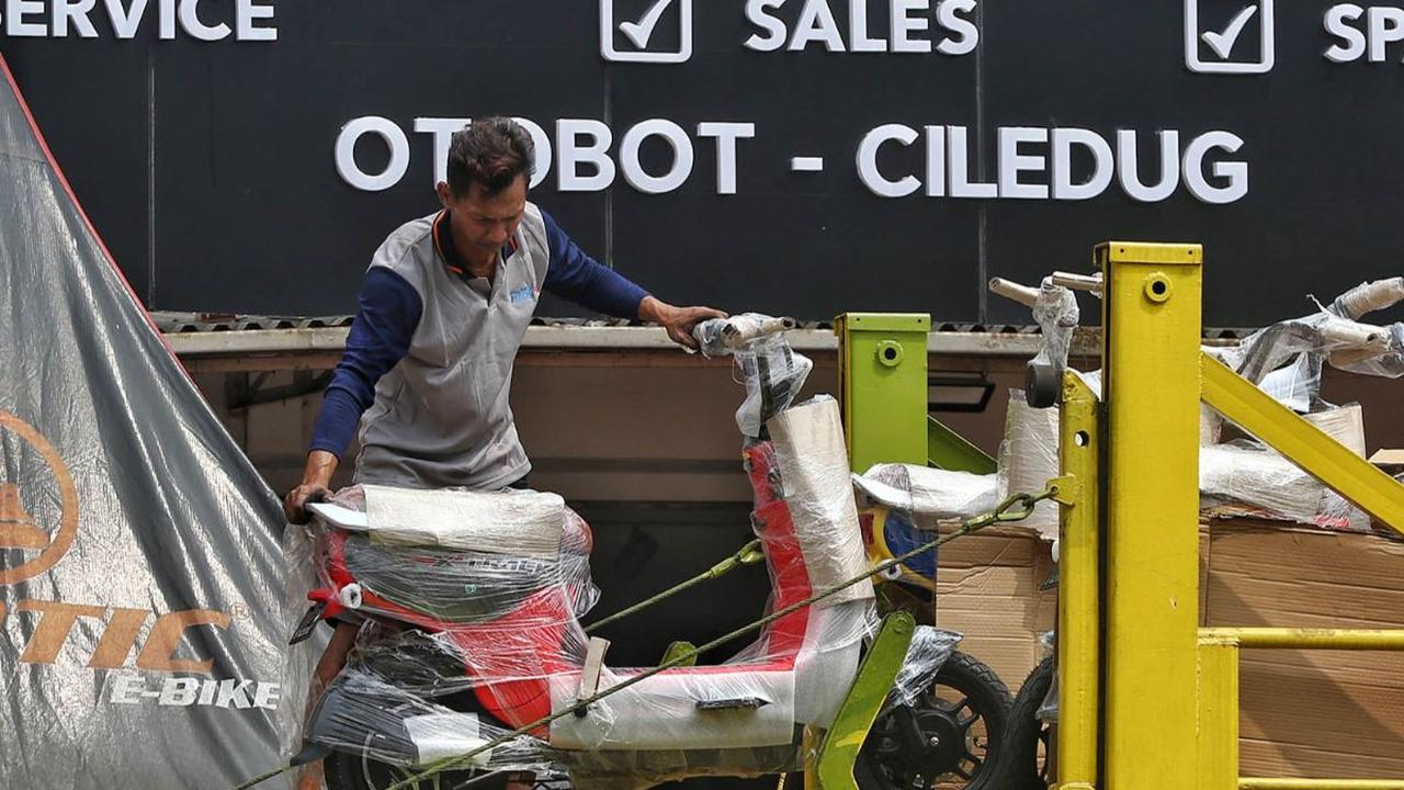 Untuk itu, pihaknya masih melakukan pengkajian terhadap persyaratan pemberian subsidi motor listrik, dan akan dievaluasi kembali.