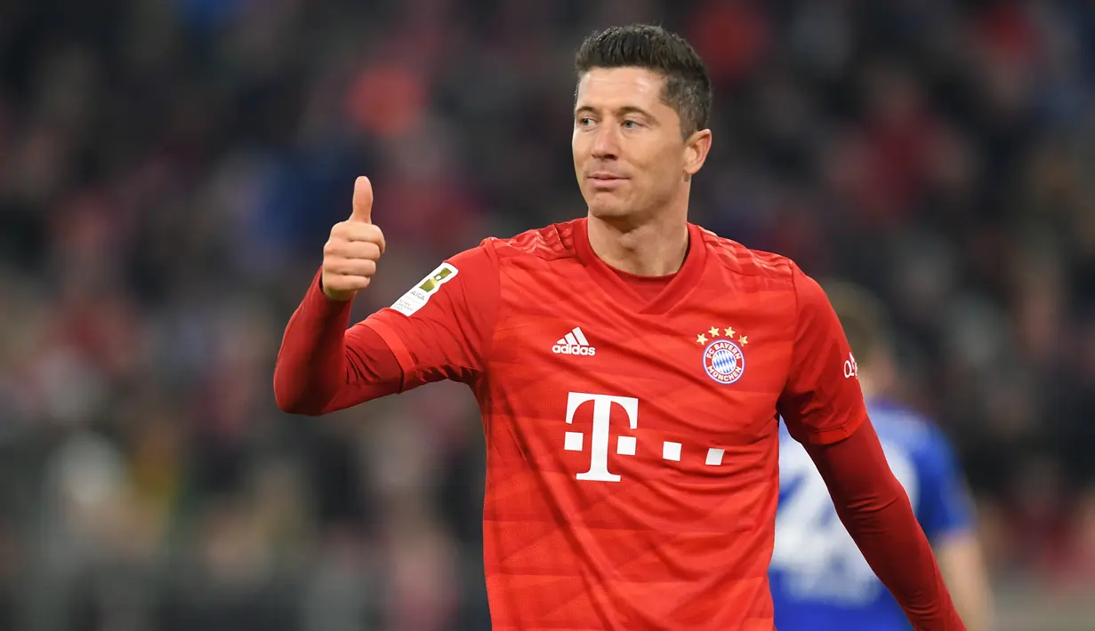 1. Robert Lewandowski (31 gol) - Lewandowski mencetak gol ke-31 nya saat laga Bayern Munchen melawan Werder Bremen di pekan ke-32 Bundesliga. Pemain asal Polandia ini semakin memimpin top skor Bundesliga musim ini. (AFP/Christof Stache)