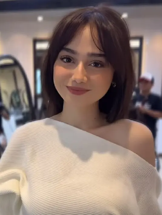 Penampilan terbaru Syifa Hadju ini sontak menarik perhatian para fans, pasalnya ia baru saja memberi pernyataan resmi putus dari Rizky Nazar setelah 5 tahun menjalin hubungan asmara. [Foto: Instagram/warisirwanteam]