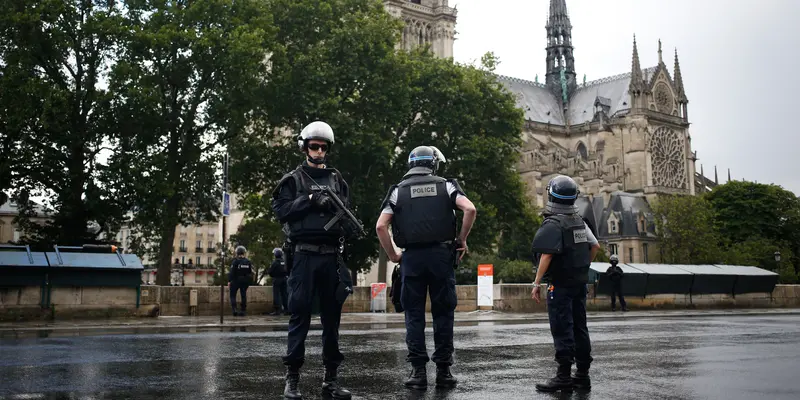 20170606-Pria Misterius Serang Perwira Polisi di Notre Dame Paris-AP