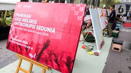 Sebanyak 20 seniman lukis dari beragam aliran ikut memeriahkan Hari Antikorupsi Sedunia 2024 di lobby Gedung Merah Putih Komisi Pemberantasan Korupsi (KPK), Jakarta, Senin (9/12/2024). (Liputan6.com/Herman Zakharia)