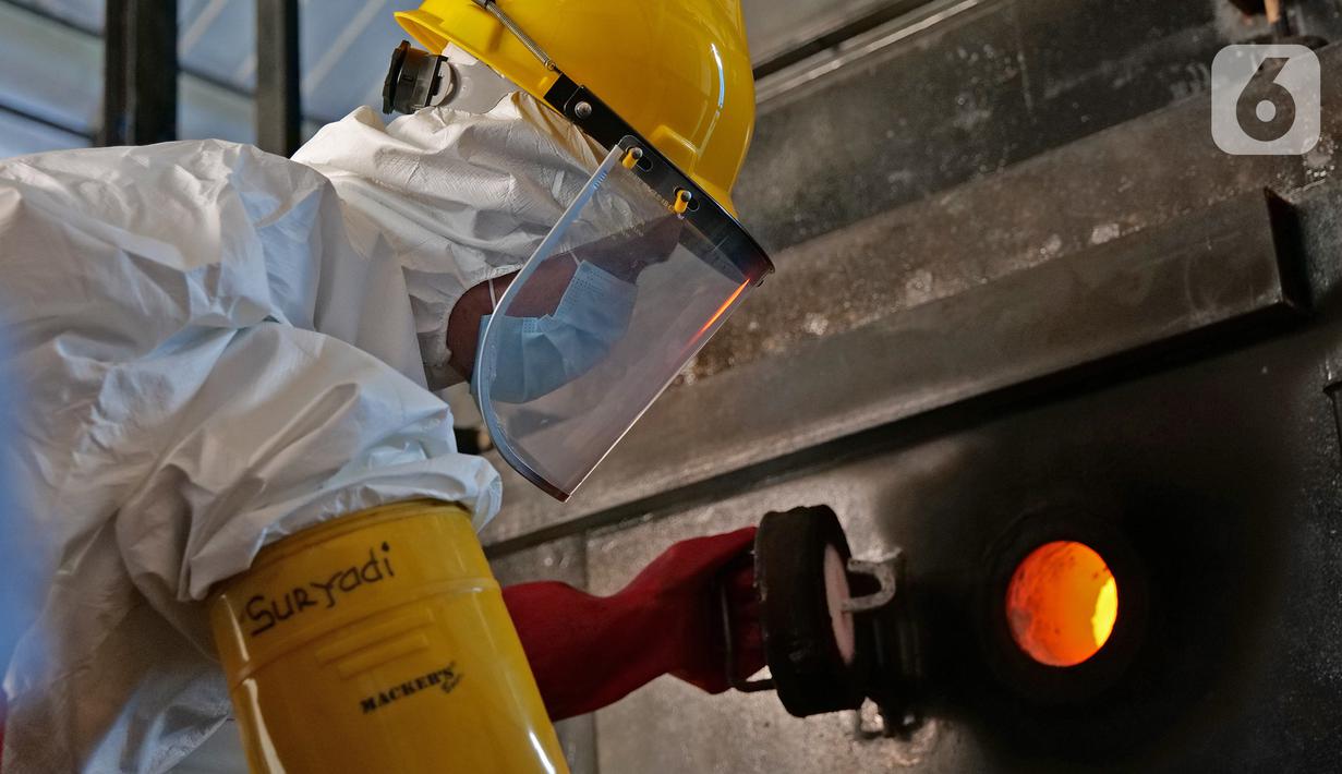 Petugas melakukan proses pembakaran limbah medis ke dalam incinerator di RSCM Jakarta, Jumat (26/6/2020). Menteri Lingkungan Hidup, Siti Nurbaya Bakar menyebutkan volume limbah medis infeksius di seluruh Indonesia hingga 8 Juni 2020 mencapai lebih dari 1.100 ton. (Liputan6.com/Herman Zakharia)