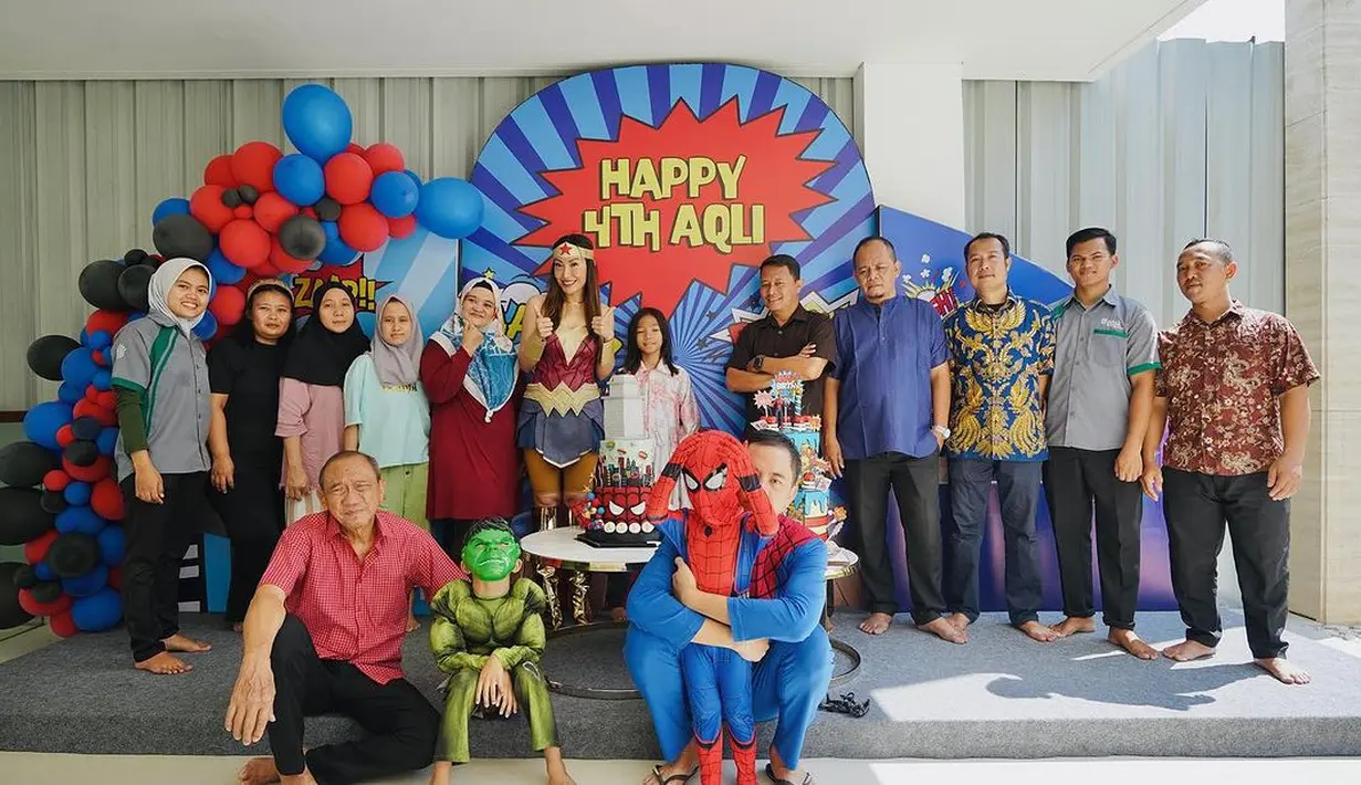 Putra bungsu Ayu Dewi dan Regi Datau, Muhammad Aqli Ataya lahir pada 29 September 2019. Tepat di hari istimewanya, Ayu dan Regi merayakan dengan meriah. [Instagram/mrsayudewi]