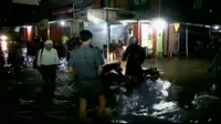 Akses Tangerang-Jakarta Masih Banjir, Pengendara Nekat Melintas