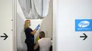 Seorang pekerja medis menyiapkan suntikan vaksin COVID-19 Pfizer di pusat vaksinasi darurat Belgrade Fair di Belgrade, Serbia, Selasa (17/8/2021). Serbia mulai memberikan dosis ketiga atau booster untuk orang-orang yang sebelumnya telah divaksinasi minimal 6 bulan lalu. (AP Photo/Darko Vojinovic)