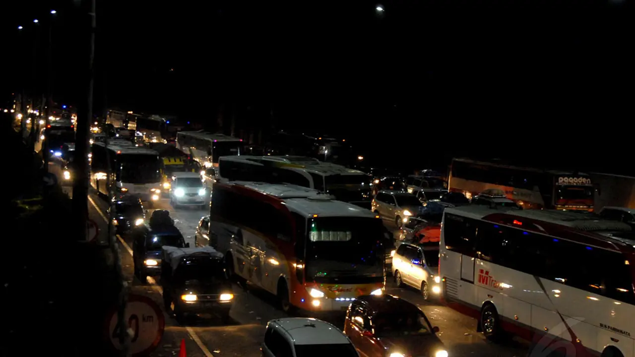 Ratusan Kendaraan Mengular di Gerbang Tol Cikampek