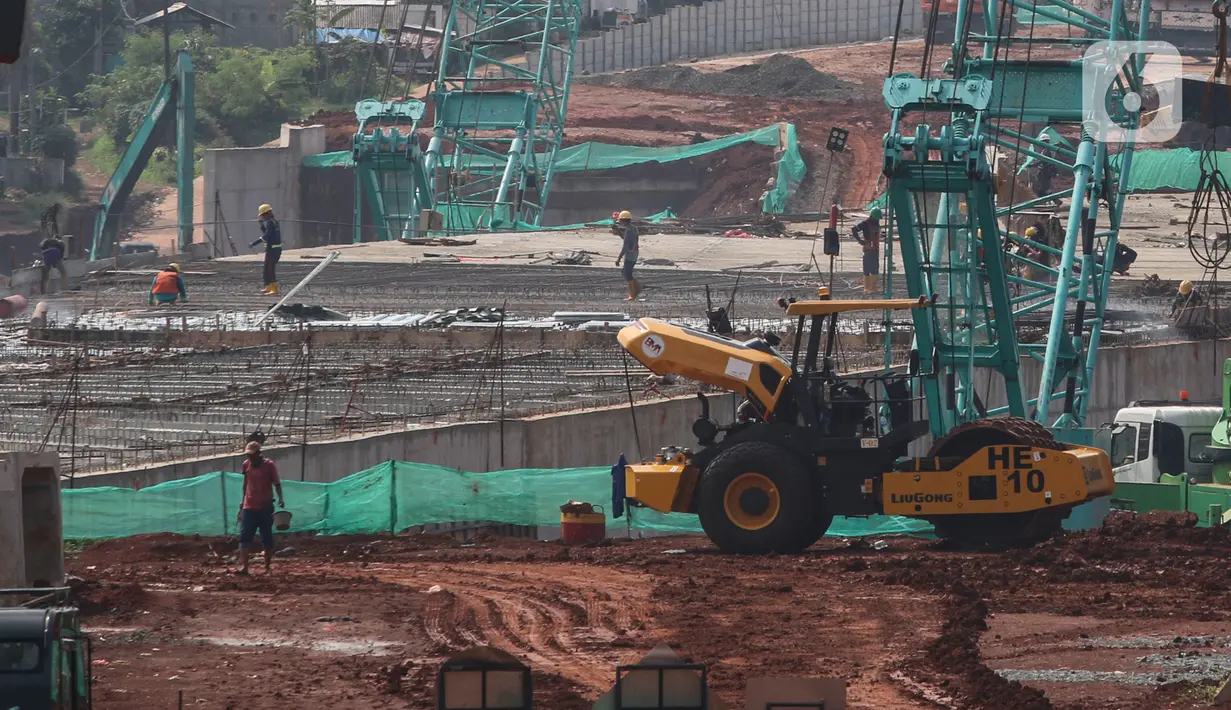 Suasana proyek pembangunan jalan tol Cinere-Jagorawi (Cijago) Seksi III di Kawasan Depok, Jakarta, Jumat (29/7/2022). Proyek strategis Nasional (PSN) Jalan Tol Cijago Seksi III ini merupakan tahapan terakhir yang menghubungkan kawasan Kukusan - Simpang Krukut yang tersambung dengan Jalan Tol Depok - Antasari (Desari) dan Simpang Krukut - cinere yang tersambung dengan Tol Serpong - Cinere dan ditargetkan selesai pada Oktober 2022 mendatang. (Liputan6.com/Johan Tallo)
