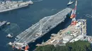Pemandangan dari udara kapal USS Ronald Reagan pembawa nuklir tiba di pangkalan angkatan laut di Yokosuka, Tokyo, Jepang, (1/10/2015). USS Ronald Reagan tiba di Jepang sehari lebih awal dari yang dijadwalkan. (REUTERS/Kyodo)