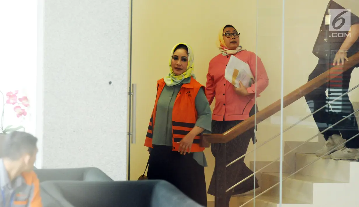 Siti Masitha Soeparno usai menjalani pemeriksaan di KPK, Jakarta, Kamis (14/9). SMS diperiksa terkait dugaan suap pengelolaan dana jasa kesehatan di RSUD Kardinah dan pengadaan barang jasa Pemerintah Kota Tegal TA 2017. (Liputan6.com/Helmi Fithriansyah)