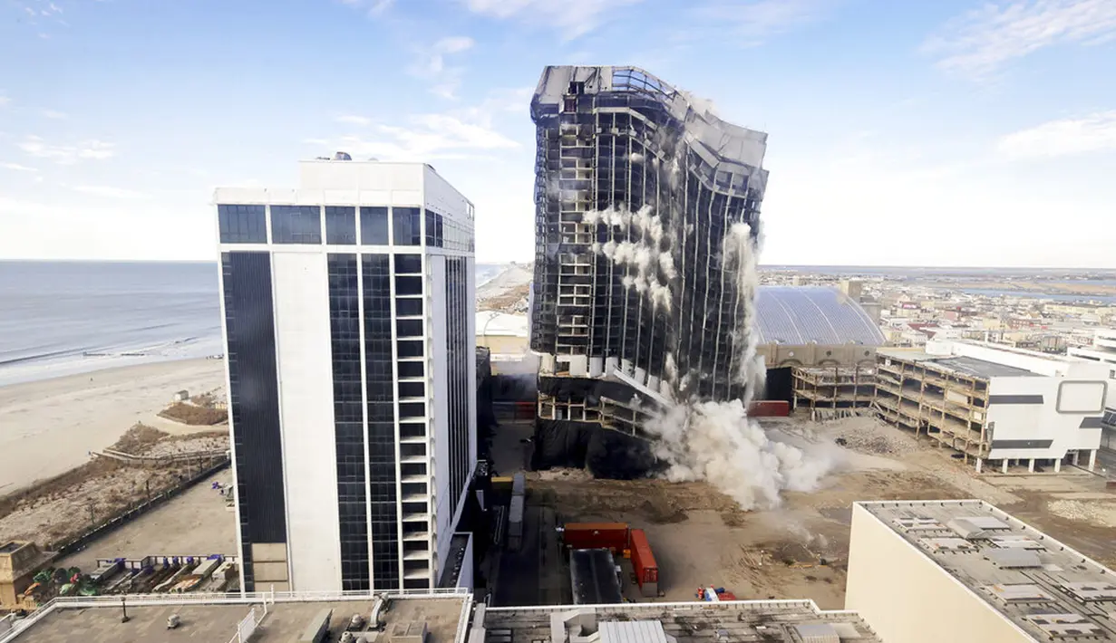 Trump Plaza Hotel and Casino diledakkan, Atlantic City, New Jersey, Amerika Serikat, Rabu (17/2/2021). Penghancuran dilakukan menggunakan menggunakan tiga ribu batang dinamit. (Edward Lea/The Press of Atlantic City via AP)