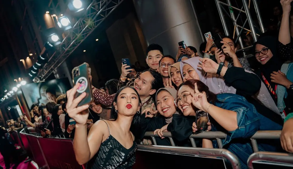 Makeup Dian Sastro membuat dirinya tampil bersinar, terutama dengan pulasan lipstik merahnya. [Foto: Instagram/therealdisastr]