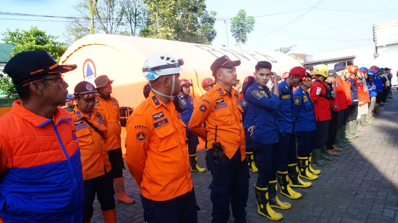 Para petugas tim gabungan siap melakukan pembersihan material lumpur di area terdampak banjir bandang Garut, Jawa Barat, (15/7/2022) lalu. (Liputan6.com/Jayadi Supriadin)