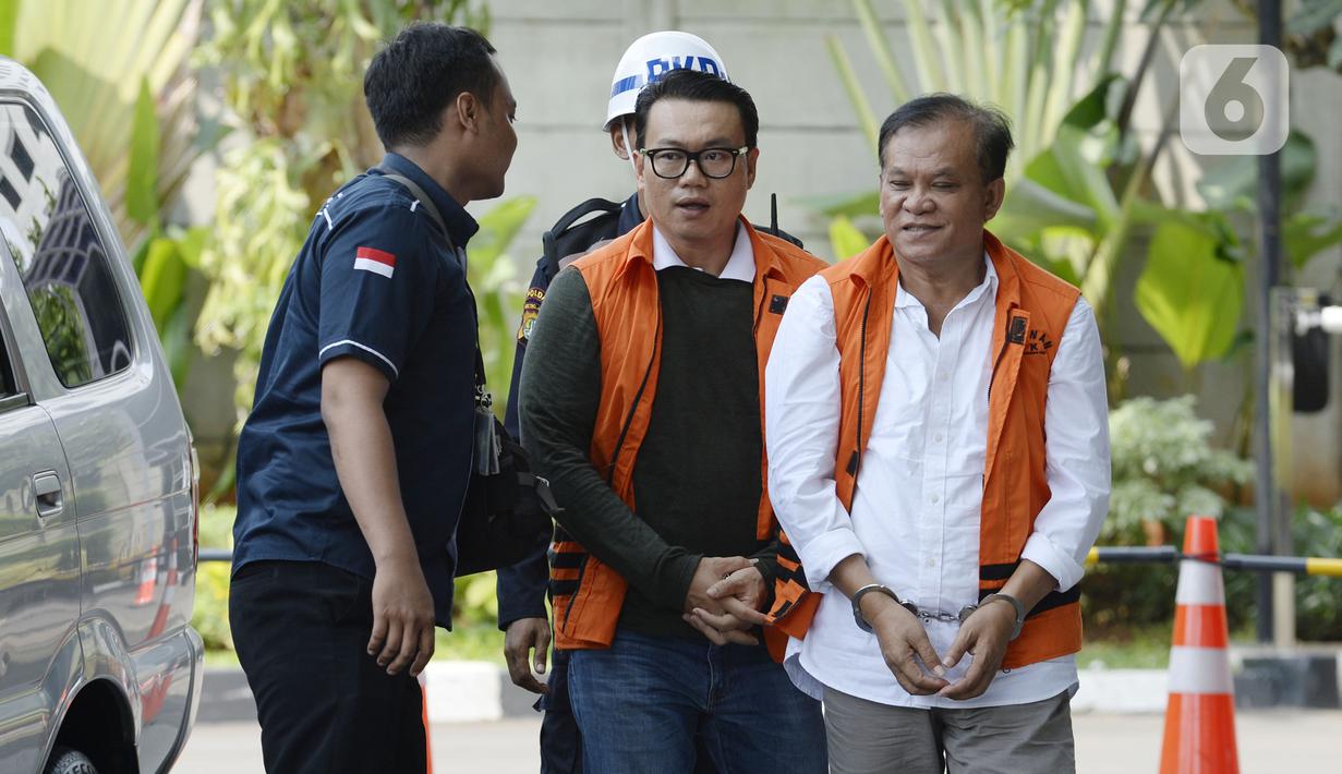 Dirut Perum Perindo, Risyanto Suanda (kiri) dan Ibnu Ghopur penyuap Bupati Sidoarjo Saiful Ilah (kanan) tiba di Gedung KPK, Jakarta, Kamis (16/1/2020). Risyanto diperiksa terkait kasus dugaan suap kuota impor ikan tahun 2019 di Perum Perindo. (merdeka.com/Dwi Narwoko)