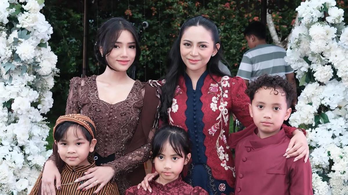 Pesona Rachel Vennya, Fuji, Hingga Erika Carlina, Berbalut Kebaya di Acara Tedak Siten Andrew