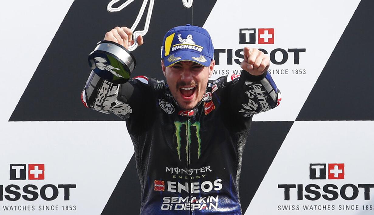 Pembalap MotoGP Maverick Vinales melakukan selebrasi usai memenangkan MotoGP Emilia Romagna 2020 di Sirkuit Misano, Misano Adriatico, Italia, Minggu (20/9/2020). Maverick Vinales keluar sebagai juara disusul Joan Mir dan Pol Espargaro. (AP Photo/Antonio Calanni)