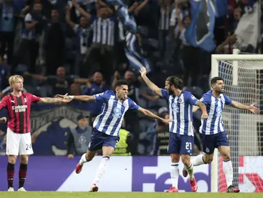 Pemain Porto Luis Diaz (ketiga kanan) melakukan selebrasi usai mencetak gol ke gawang AC Milan pada pertandingan sepak bola Grup B Liga Champions di Stadion Dragao, Porto, Portugal, Selasa (19/10/2021). Porto menang 1-0. (AP Photo/Luis Vieira)