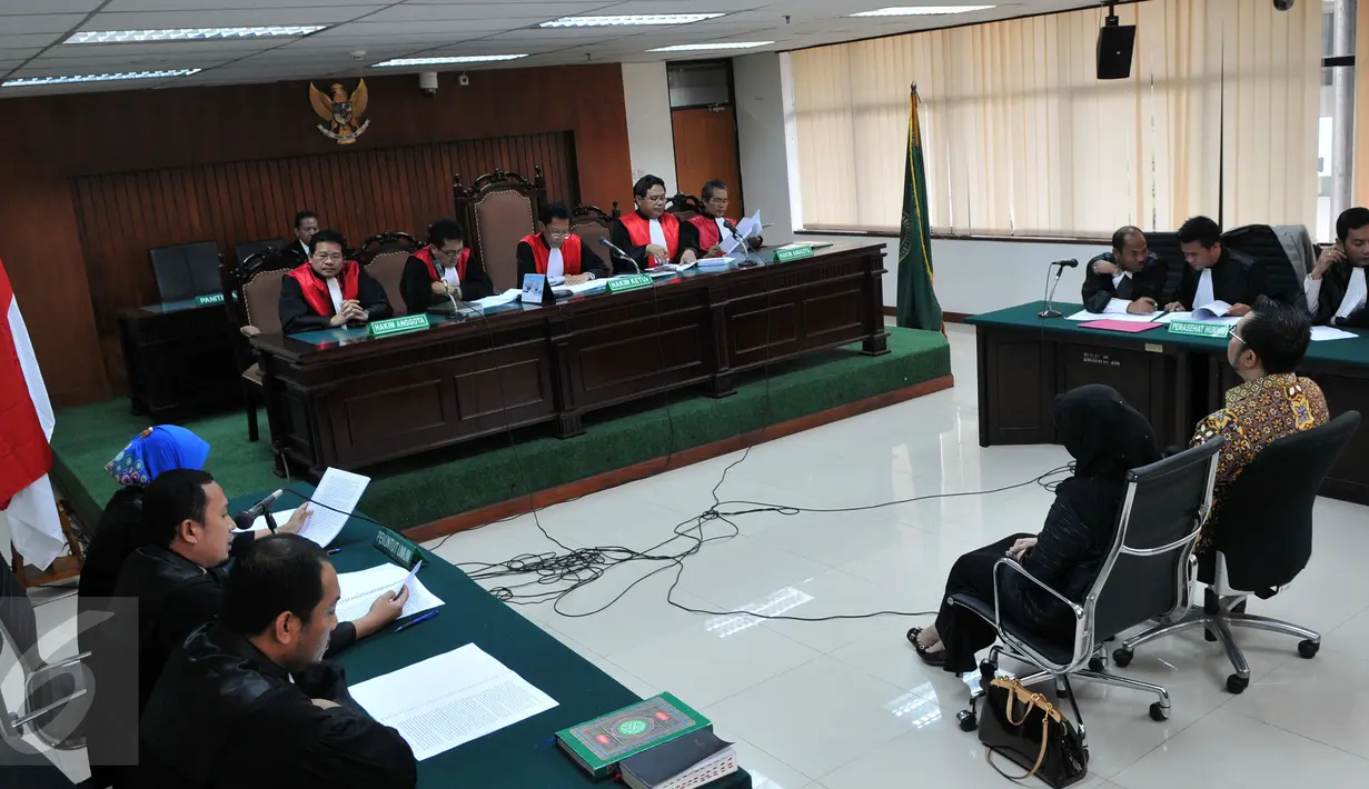 Bupati Empat Lawang Budi Antoni Aljufri dan istrinya, Suzannna, menjalani sidang perdana kasus suap sengketa Pilkada di Pengadilan tipikor, Jakarta, Kamis (17/9). Keduanya diduga menyuap mantan Ketua MK Akil Mochtar. (Liputan6.com/Andrian M Tunay)