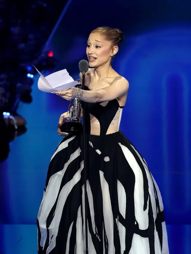 Bawa Pulang Piala, Ariana Grande Memukau Publik dengan 4 Penampilan Berbeda di MTV VMAs 2025