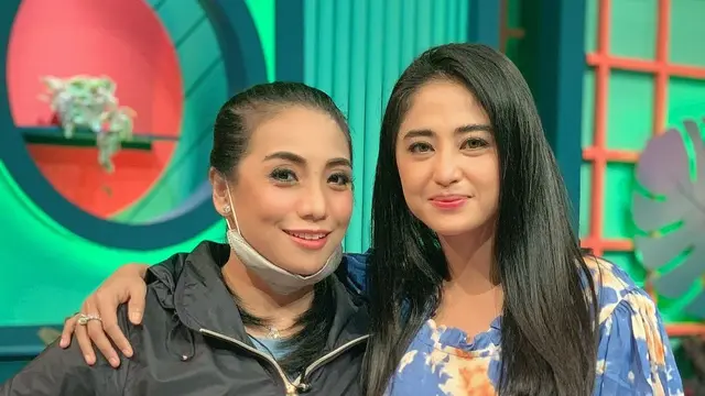 6 Potret Siti KDI Bareng Rekan Artis, Selalu Luangkan Waktu Untuk Bertemu