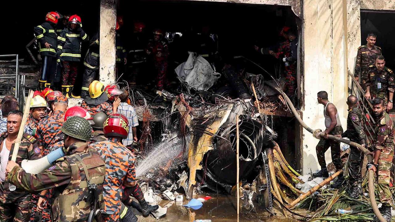 FOTO: Pesawat Latih AU Bangladeh  Jatuh di Sekolah, 25 Tewas