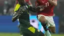 Gelandang Mesir Ramadan Sobhi berebut bola dengan bek Senegal Kalidou Koulibaly pada pertandingan final Piala Afrika 2021 di Paul Biya Stadium, Kamerun, Senin (7/2/2022) dini hari WIB. Sadio Mane membawa Senegal mengalahkan Mesir lewat adu penalti dengan skor 4-2. (AP Photo/Themba Hadebe)
