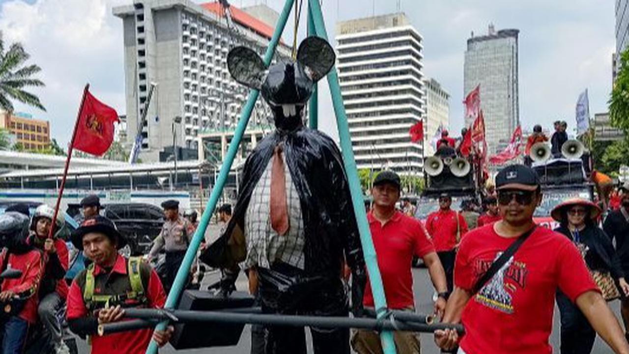 Patung Tikus Berdasi