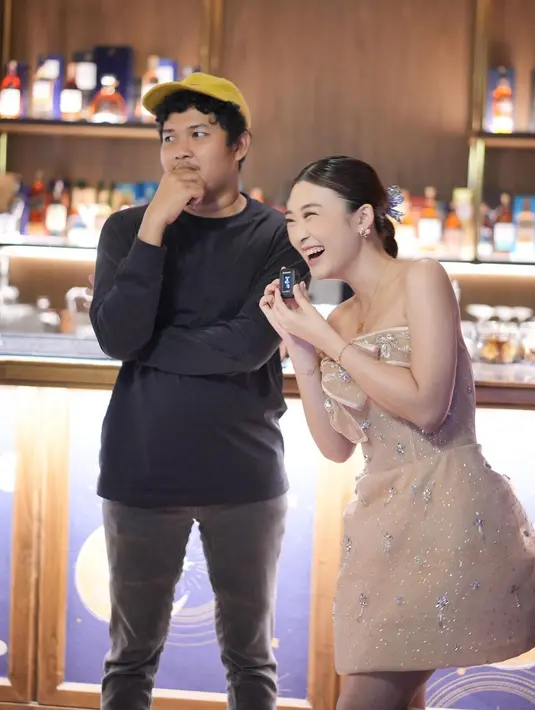 Dress yang dikenakannya tampak semakin cantik karena memiliki detail balon di bagian rok. Mini dress ini bernuansa kecokelatan yang terlihat pas dengan tone kulit Livy sendiri. Foto: Instagram.