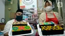 Perajin roti, Diyah Maryatini dibantu suaminya Slamet Ibrohim menunjukkan brownies melted motif batik nusantara di Dapur Syabina, Pamulang, Tangerang Selatan, Banten, Jumat (2/10/2020). Dalam kondisi pandemi Covid-19 , penjualan brownies batik mulai stabil. (merdeka.com/Dwi Narwoko)