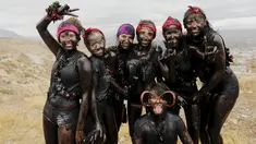 Sejumlah peserta berlumurkan minyak dan cat hitam berpose saat Festival Cascamorras di Baza, Spanyol, 6 September 2015. Festival ini diadakan setiap 6 September tiap tahunnya dan telah dilakukan selama 500 tahun terakhir. (REUTERS/Marcelo del Pozo)