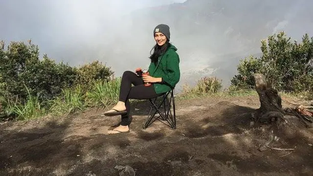 Punya Hobi Menantang, Ini 10 Potret Seleb Wanita Saat Berada di Puncak Gunung