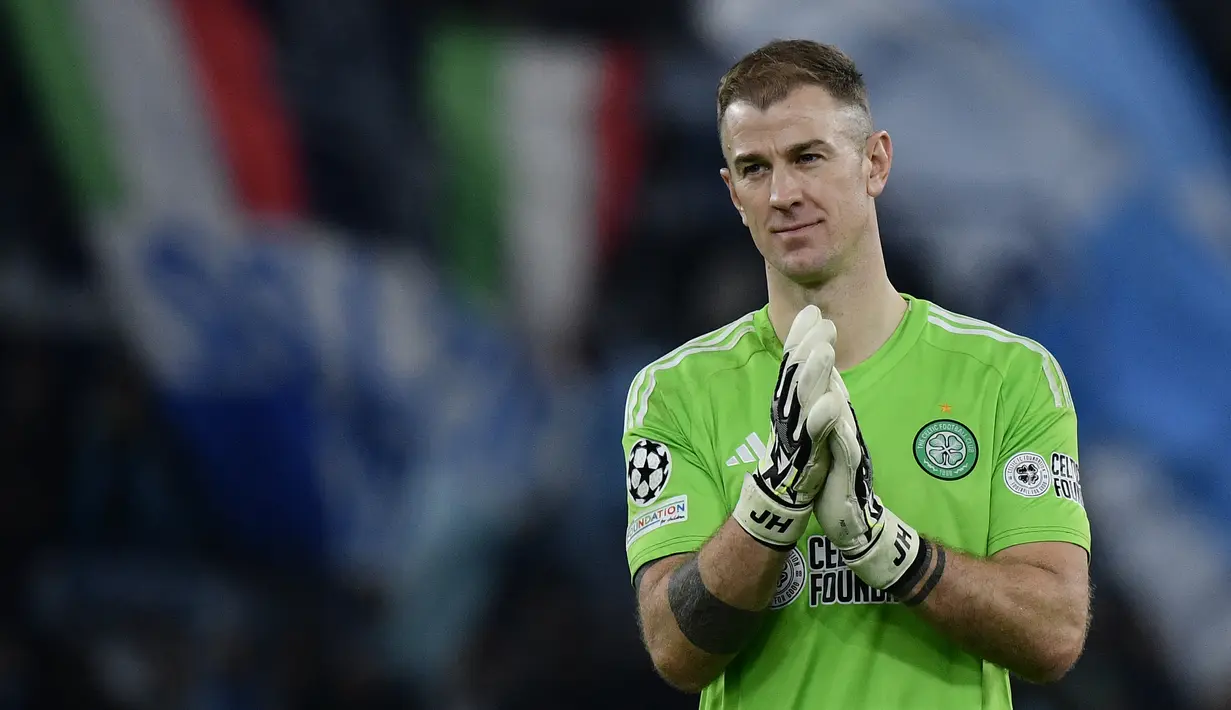 Joe Hart adalah legenda Manchester City. Dia mengabdi selama 12 tahun di Etihad Stadium dan membantu The Citizens meraih dua gelar Premier League. Kiper asal Inggris itu baru saja mengumumkan pengunduran dirinya dari sepak bola. Hart pensiun setelah tiga tahun bermain di Celtic. (Filippo MONTEFORTE / AFP)