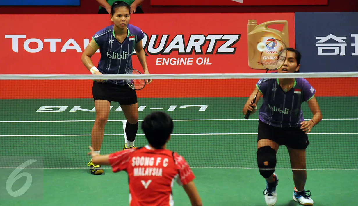 Ganda putri Indonesia, Greysia Polii/Nitya K Maheswari saat melawan Amelia Alicia Anscelly/Soong Fie Cho (Malaysia) di Total BWF World Championships 2015 di Jakarta, Jumat (14/8/2015). Greysia/Nitya unggul 21-11 21-11. (Liputan6.com/Helmi Fithriansyah)
