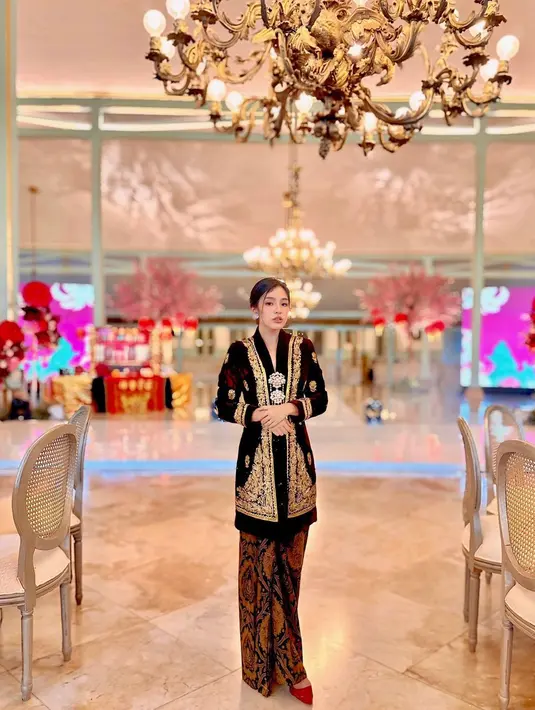 Tiffany Soetanto tak kalah memukau. Ia terlihat elegan dalam balutan kebaya kartini velvet warna merah marun dengan detail bordiran emas. Bahan velvet ini membuat kesan mewah dan glamor pada penampilan Tiffany. [@tiffanysoetanto]