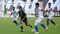 Taufiq Febrianto (hijau), pemain baru PSS di Liga 2 2018. (Bola.com/Ronald Seger Prabowo)
