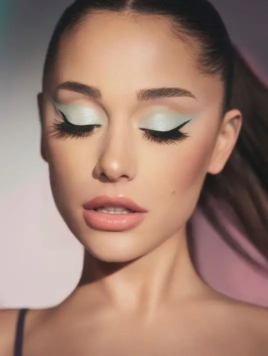 Ciri khas lain dari penampilan Ariana Grande adalah winged eyelinernya. Ya, Ariana jarang tampil tanpa winged eyeliner hitam yang ditarik panjang untuk menonjolkan area matanya dengan sangat baik, seperti terlihat di foto ini. Foto: Instagram.