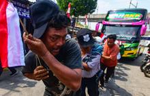 Keseruan Lomba Tarik Bus Sambut HUT ke-81 RI
