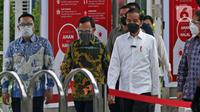 Presiden Joko Widodo (kedua kanan) didampingi Menteri Kesehatan Budi Gunadi Sadikin (kanan), Gubernur Jawa Barat Ridwan Kamil (kiri), dan Wali Kota Bogor Bima Arya (kedua kiri) saat meninjau vaksinasi COVID-19 di Stasiun Bogor, Jawa Barat, Kamis (17/6/2021). (Liputan6.com/Herman Zakharia)