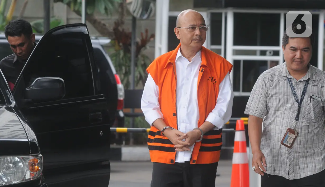 Wali Kota nonaktif Medan Tengku Dzulmi Eldin saat akan menjalani pemeriksaan oleh penyididk di Gedung KPK, Jakarta, Senin (6/1/2020). Tengku Dzulmi Eldin diperiksa sebagai tersangka terkait kasus dugaan suap proyek dan jabatan oleh Wali Kota Medan periode 2016-2021. (merdeka.com/Dwi Narwoko)