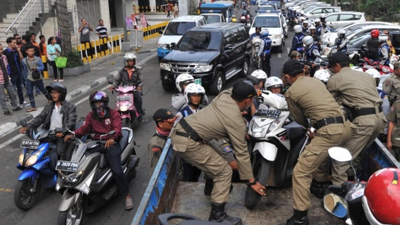 Tertibkan parkir liar di Thamrin City, petugas angkut ratusan motor