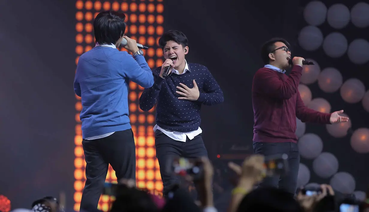 "Sangat meriah, kejutannya sangat banyak. Bukan cuma dari tim tapi dari keluarga. Shock juga tahu ada keluarga. Karena awalnya bilang cuma di rumah, suprise banget," ucap Aliando, di Studio 6 Emtek City, Jakbar, Rabu (26/10). (Deki Prayoga/Bintang.com)