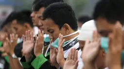 Sejumlah warga melakukan Salat Minta Hujan dekat Sungai Musi di Palembang, Minggu (20/9/2015). Mereka berharap Tuhan segera menurunkan hujan dan menghilangkan kabut asap yang melanda Sumatra dan Kalimantan. (Reuters/Beawiharta)