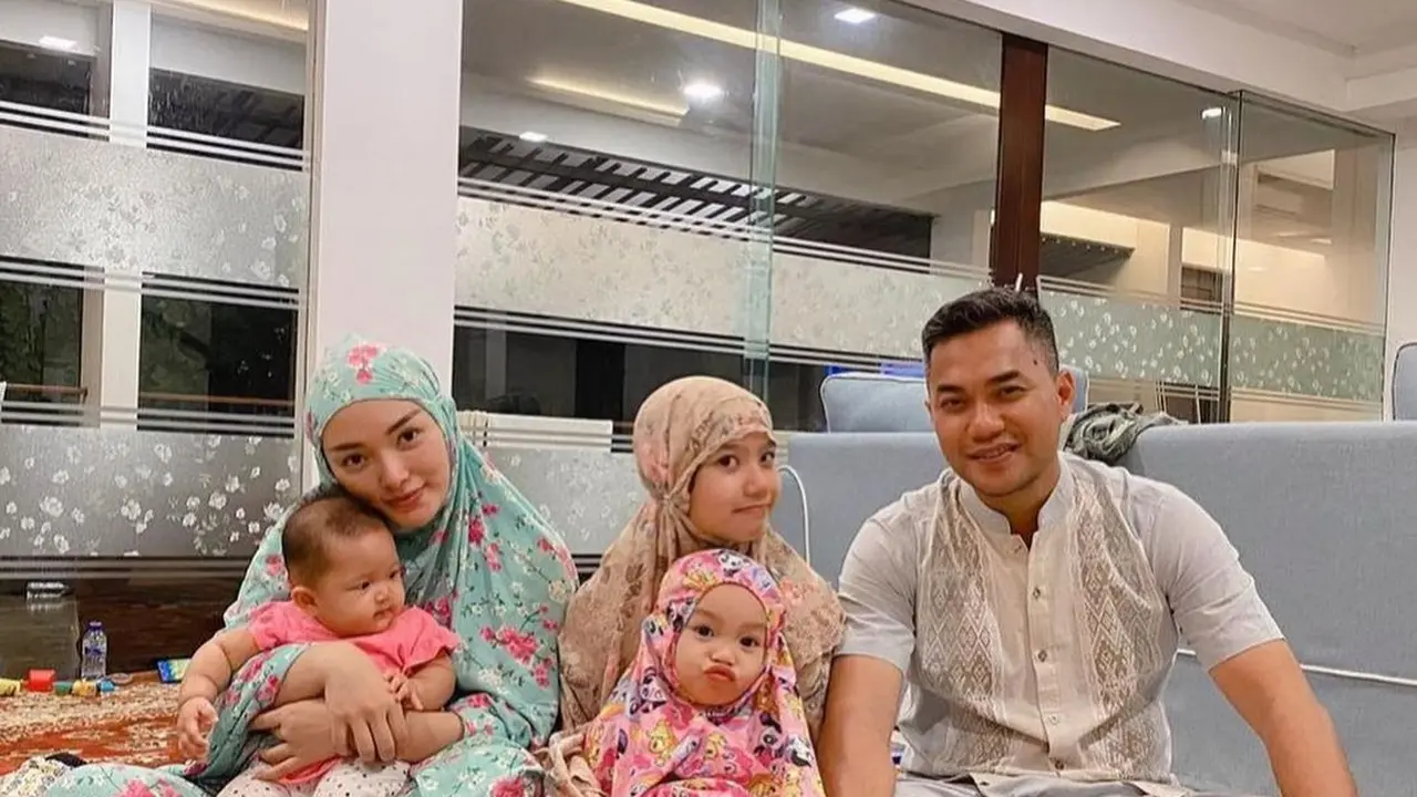 Zaskia Gotik unggah potret bersama keluarga jalani ibadah di bulan Ramadan. (Foto: Instagram/zaskia_gotix)