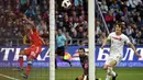 Pemain Rusia, Alexander Samedov (kiri) saat mencetak gol ke gawang Turki  pada laga uji coba di VEB Arena stadium, Moskow, Rusia, (5/6/2018). Rusia bermain imbang 1-1. (AFP/Alexander Nemenov)