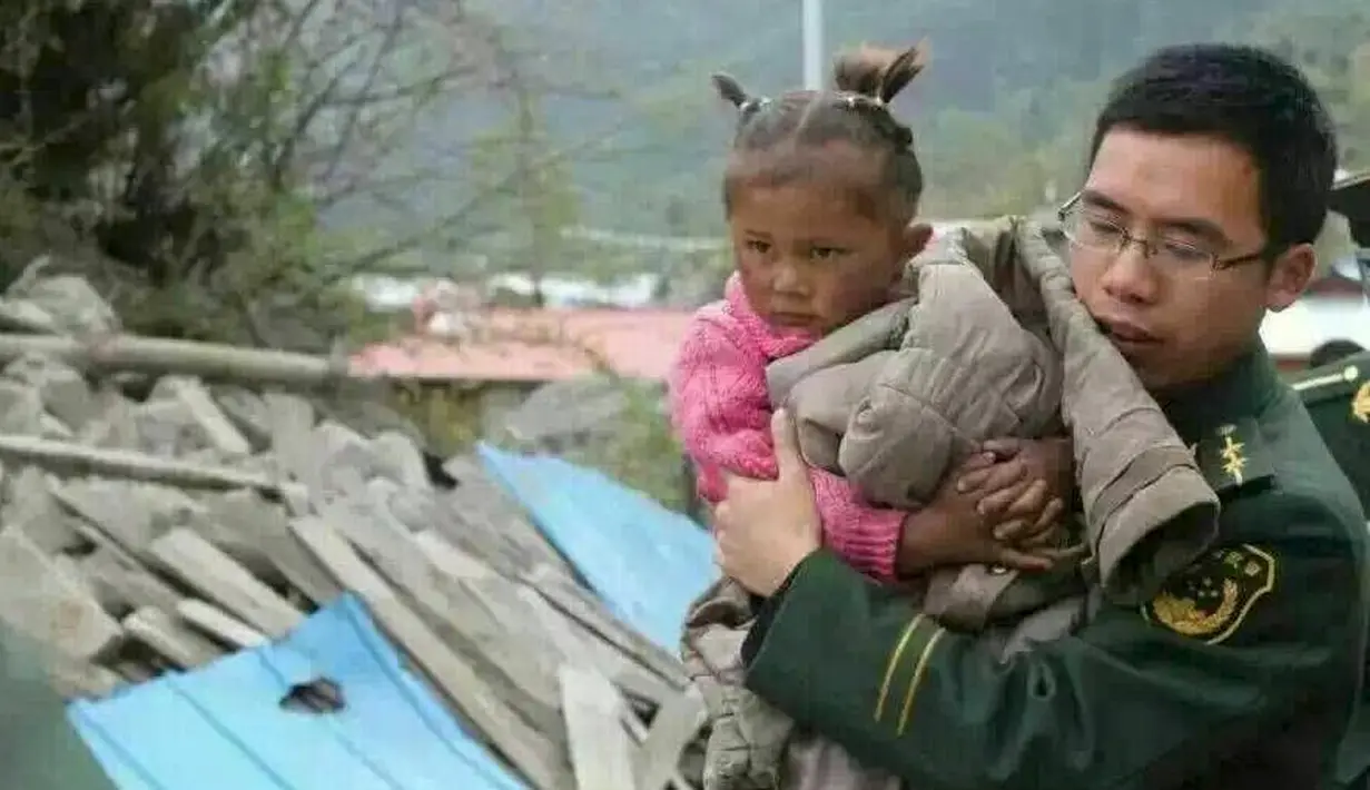Petugas menggendong seorang balita  korban gempa , Nepal, Sabtu (25/4/2015). Dikabarkan sekitar 500 orang lebih tewas dalam peristiwa tersebut (Reuters/Navesh Chitrakar)