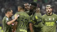 Pemain AC Milan, Divock Origi,&nbsp;melakukan selebrasi dengan rekan satu timnya setelah mencetak gol ketiga timnya selama pertandingan sepak bola Serie A antara AC Milan dan Monza, di stadion San Siro di Milan, Italia, Sabtu&nbsp;(22/10/2022) waktu setempat. (AP Photo/Luca Bruno )