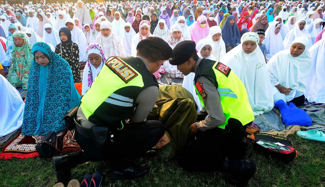 Kejadian ini bermula ketika polisi dari Polda Bali mengamankan jalannya Ibadah sholat Idul Fitri  di Lapangan Pegok, Sesetan, Denpasar. (merdeka.com/Arie Basuki)
