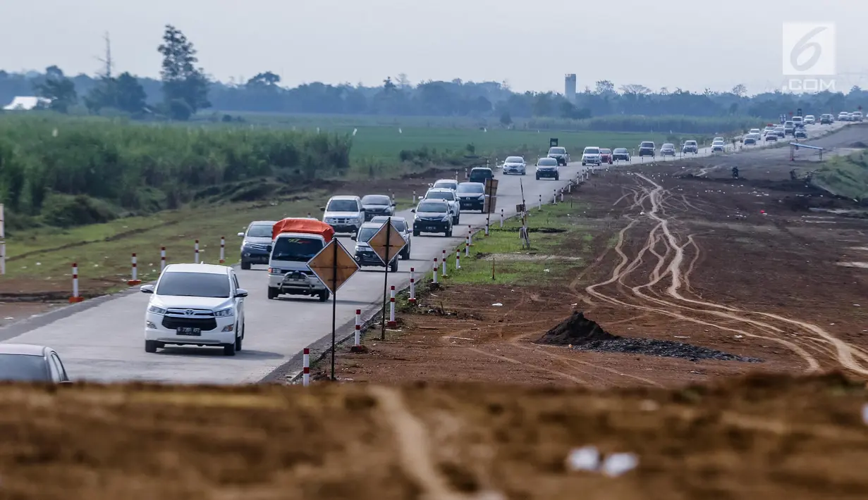 Sejumlah kendaraan pemudik melaju di tol fungsional (tol darurat) Brebes Timur-Pemalang di Tegal, Jawa Tengah, Jumat (30/6). Pada arus balik H+5 kendaraan yang melintas di tol fungsional melonjak lebih dari 1.063. (Liputan6.com/Faizal Fanani)