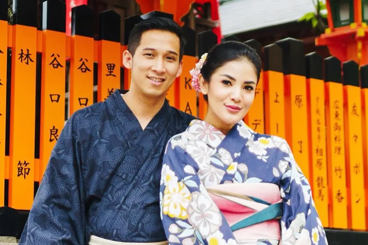 FOTO: Gaya Nindy Ayunda Liburan Ke Jepang Pakai Kimono Bersama Suami dan Anak
