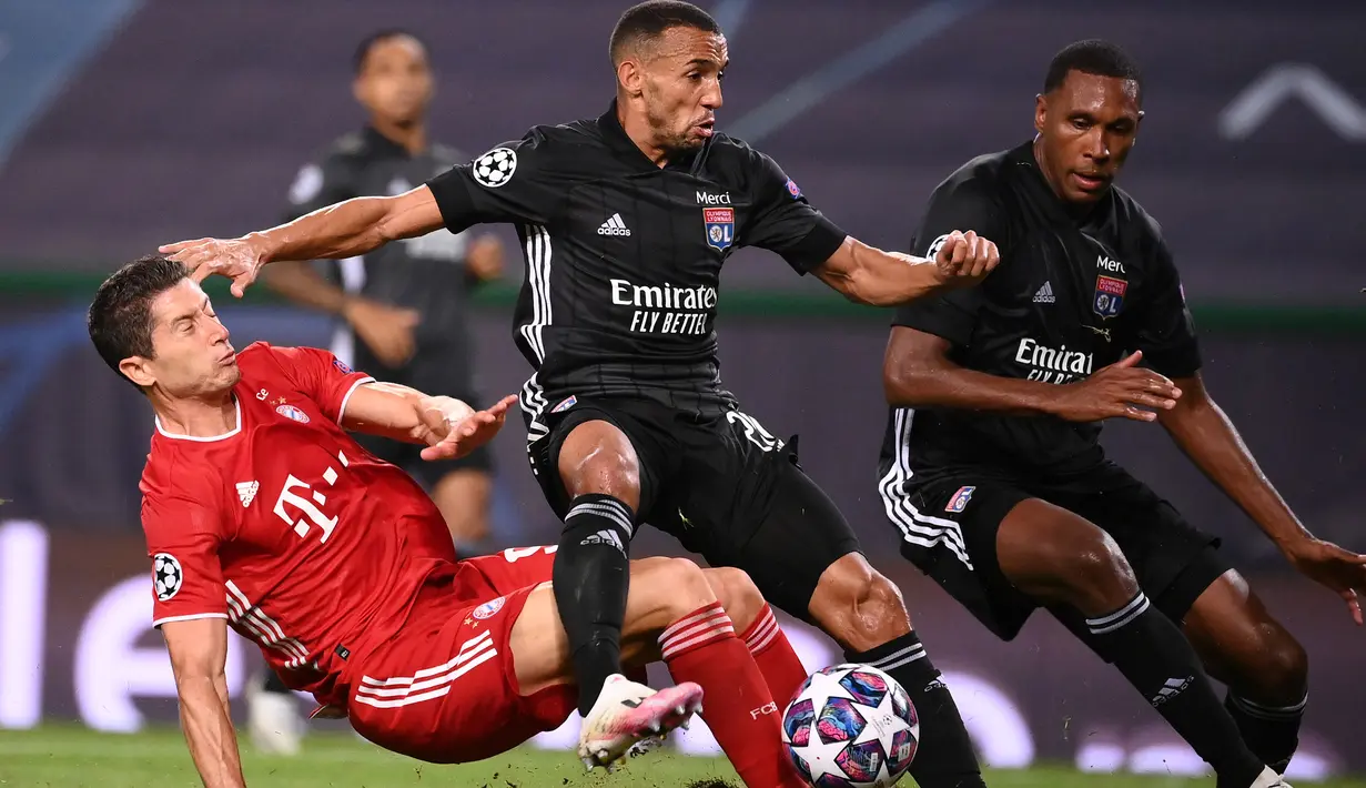 Penyerang Bayern Munchen, Robert Lewandowski, berebut bola dengan bek Olympique Lyon, Marcal, pada semifinal Liga Champions 2019/2020 di Estadio Jose Alvalade, Kamis (20/8/2020) dini hari WIB. Bayern Munchen menang 3-0 atas Lyon. (AFP/Franck Fife/pool)